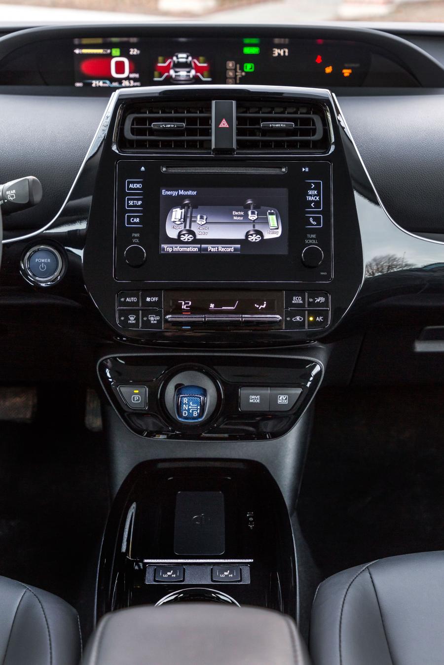 Детали интерьера Toyota Prius XLE AWD-e 2019 года  (NA) (фото 26 из 40)